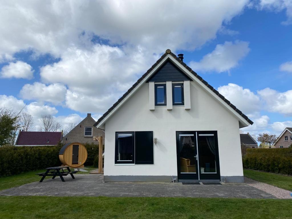The Frisian Beach House Met Scandinavische Barrel Sauna Tzummarum Exterior foto